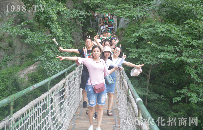 ɽ���˞�壬·�h(yu��n)�_���L(zh��ng)��