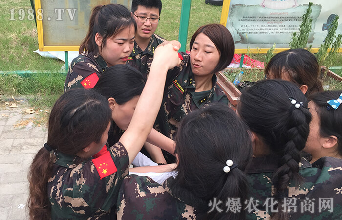 ���ڳ�Խ���ң�ƴ���Є�(d��ng)����