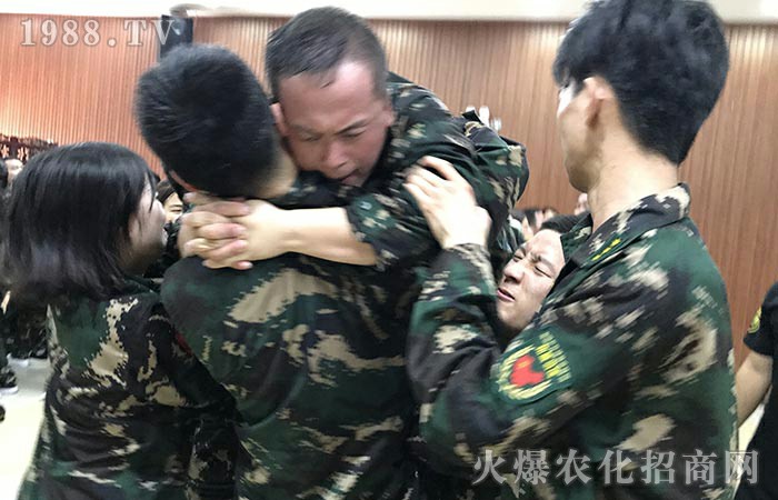 紅旗，共克時艱！精神之渠，永不斷流！