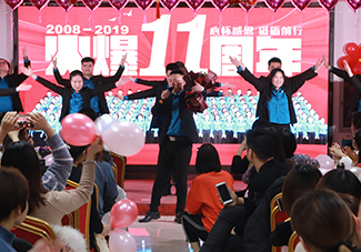 ��Խ�Լ�������衶ӭ���L(f��ng)������(l��)�҂��ɞ��Լ���Ӣ����