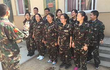 火爆團(tuán)隊(duì)進(jìn)行士氣訓(xùn)練！