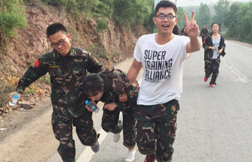 沒(méi)有比人更高的山，沒(méi)有比腳更遠(yuǎn)的路！